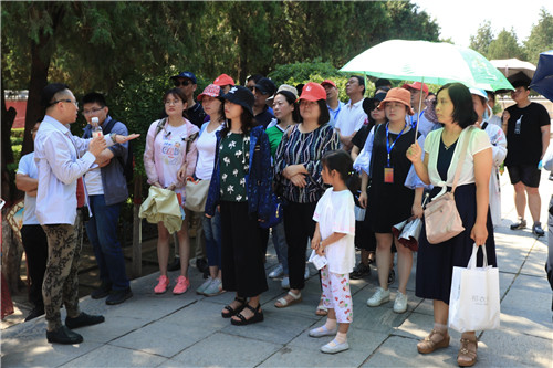 外地游客在正定縣文物游覽點有序參觀。-河寧 攝.jpg