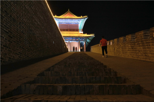 為了保護文物，消減火災隱患，正定縣的旅游點，參觀者必須接受禁帶火種檢查。-河寧 攝.jpg